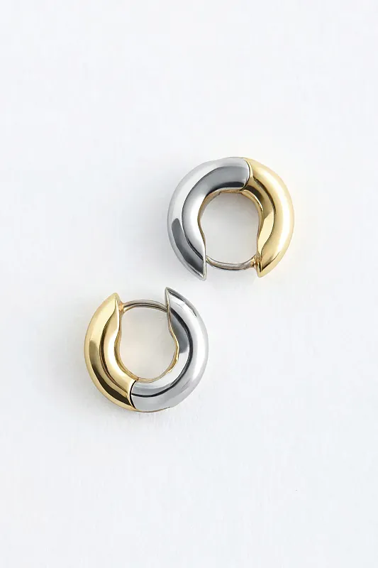 Двухцветные массивные серьги-кольца & OTHER STORIES Двухцветные массивные серьги-кольца & OTHER STORIES